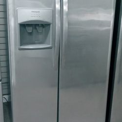 FRIGIDAIRE REFRIGERATOR STAINLESS STEEL. WORK GREAT DELIVERY AVAILABLE 
