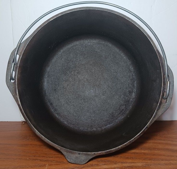 Vintage Lodge 10 1/4 8DOL USA Cast Iron Dutch Oven Pot #8 With Lid