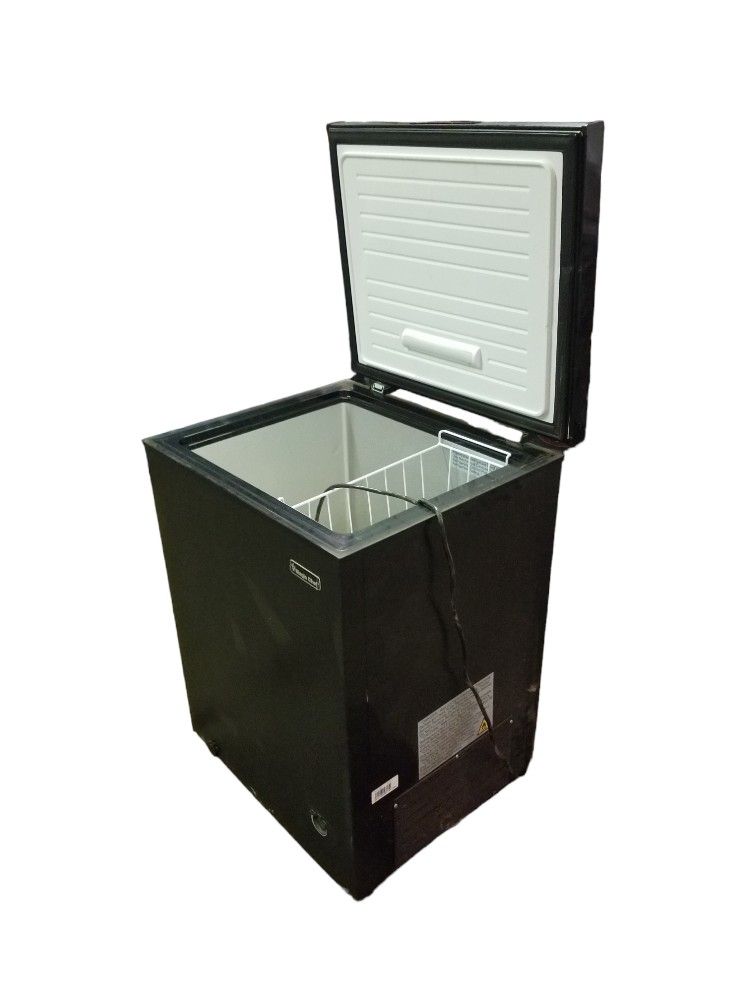 Magic Chef 5.0 cu. ft. Chest Freezer in Black for Sale in Federal Way