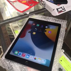Apple iPad 6th Gen 32GB WIFI

9.7" (diagonal) Retina LED-backlit Multi-Touch display
WiFi Bluetooth Siri
FaceTime HD & iSight cameras