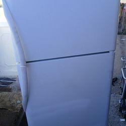 Frigidaire Standard Refrigerator 