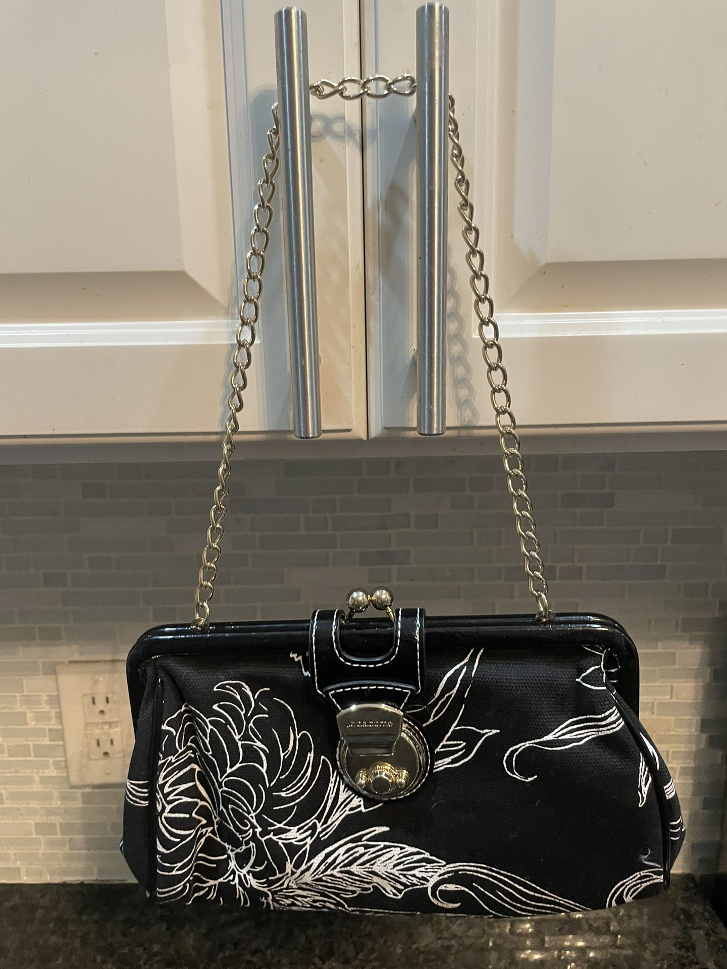 Vintage Liz Claiborne Patent Black Accent White Floral Design Handbag Chain