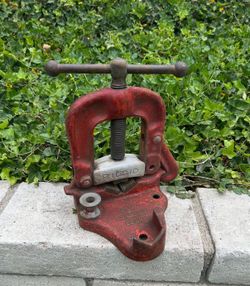 Rigid pipe clamp/vise