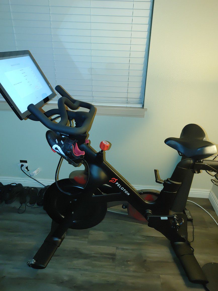 Peloton Bike - Less Than 1 Year Old-$900 PICK UP. Beaumont TX Generation 3