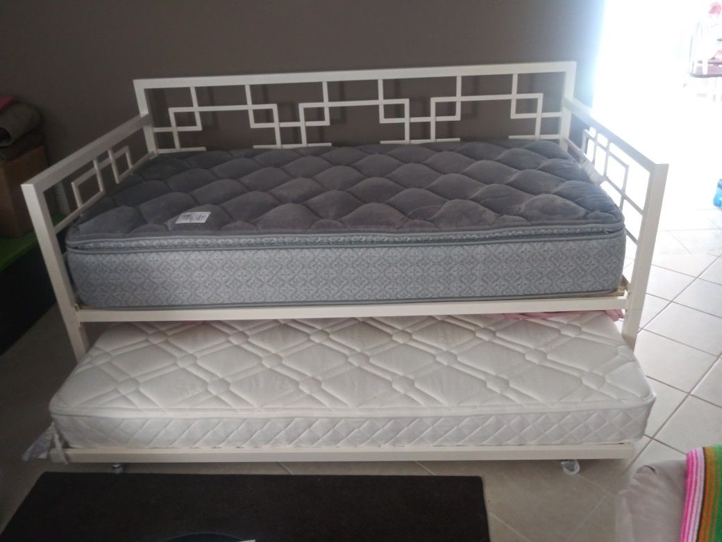 Day bed whit mattress