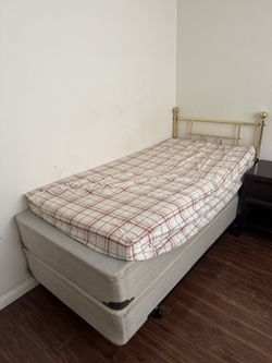 ► Single bed w/ 2 box springs and 1 thin mattress, brass headboard