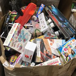 Toys pallet mixed 200 plus items
