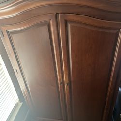 Beautiful cherrywood bedroom Armoire wardrobe by Thomasville must pick up