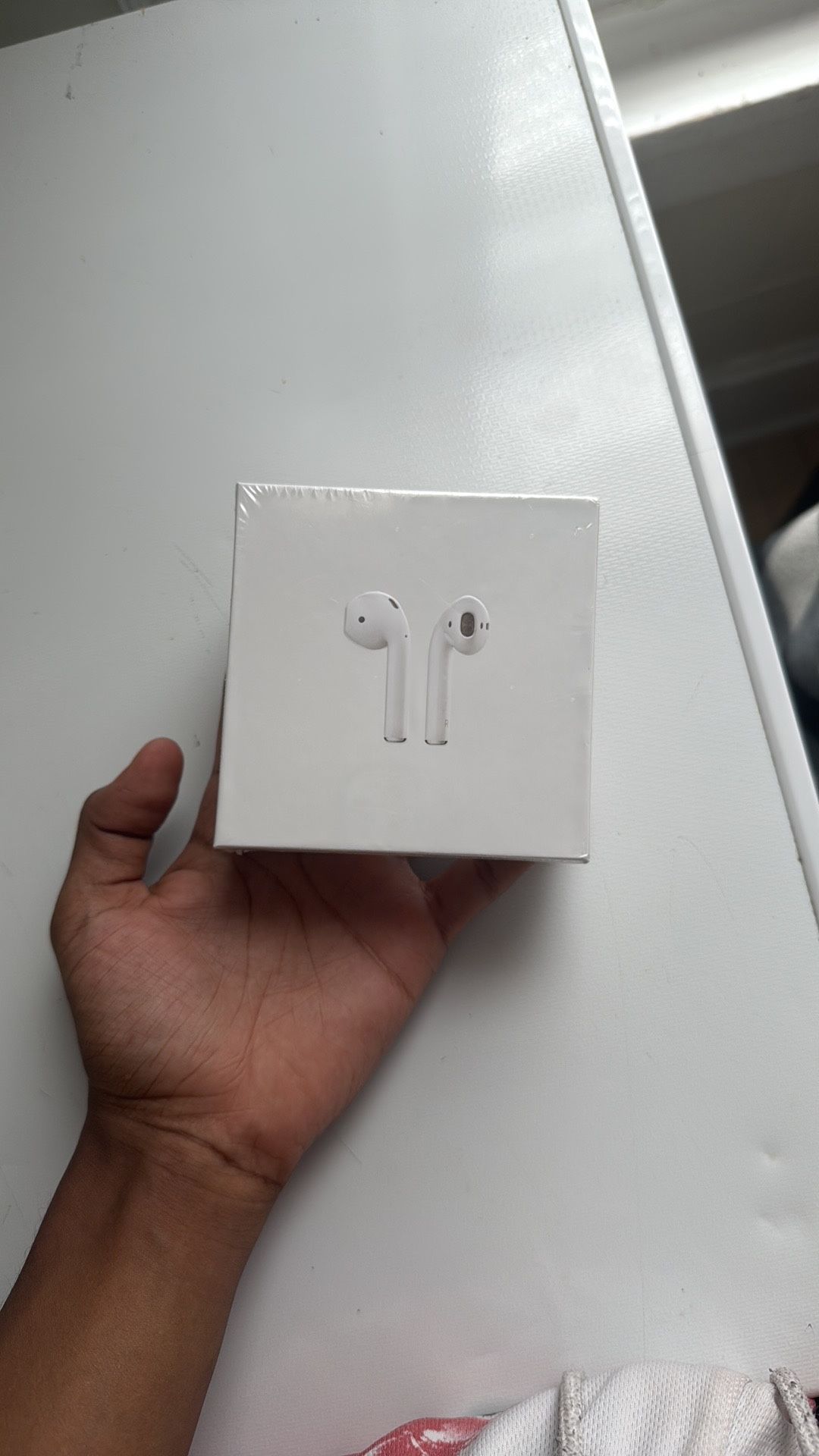 White Apple Airpod gen 2 with wireless charging case