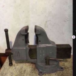 Colombian 205 Vise / 5 1/4 Jaws Pipe Jaws / Swivel Base / Opens 6 Inches / 95 Pounds / Made In USA Vice / 