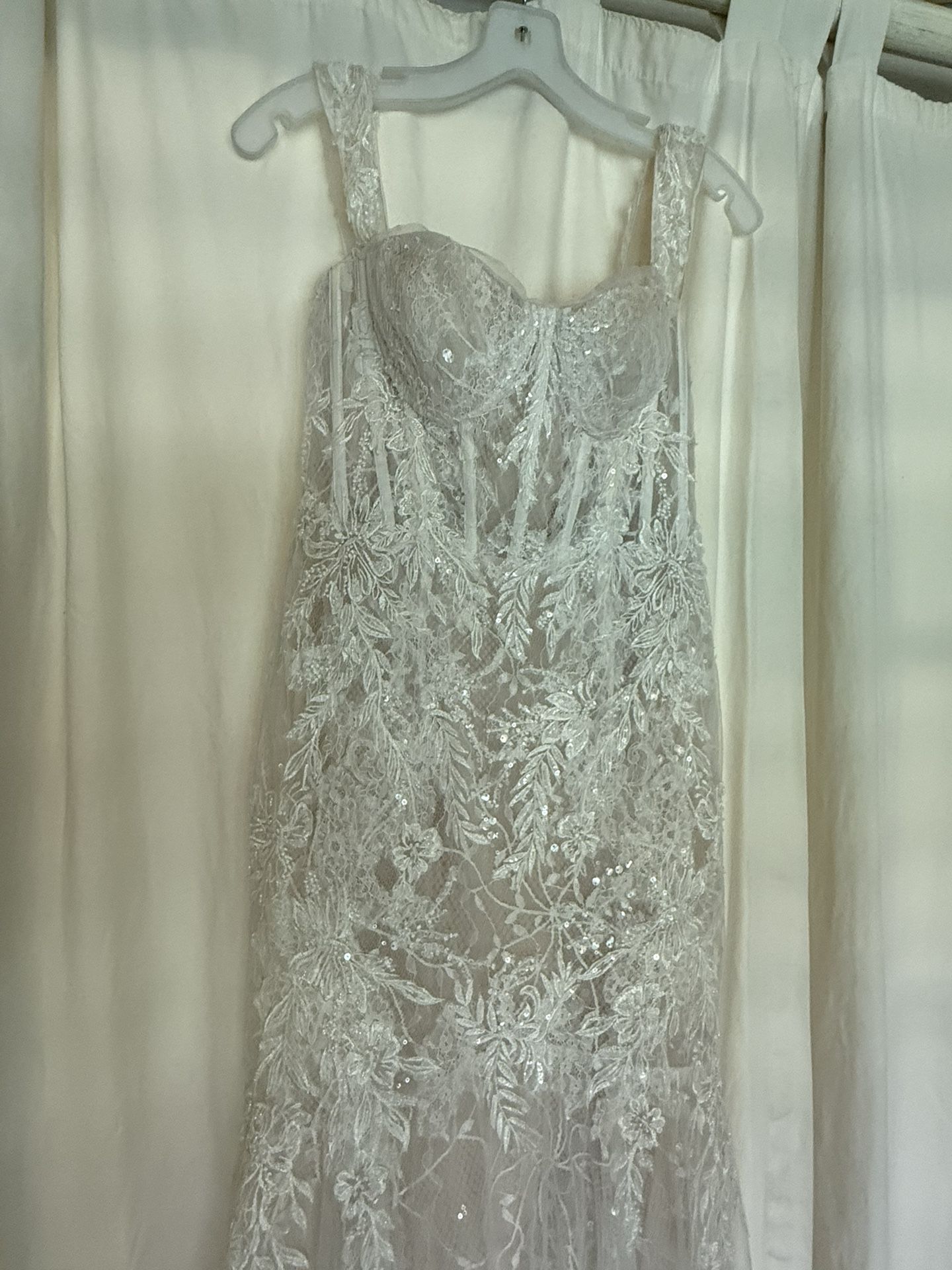 MELISSA SWEET DESIGNER WEDDING DRESS- Size 6
