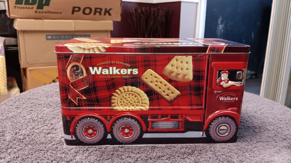 TIN WALKERS SHORTBREAD DELIVERY TRUCK 23X13X12CM CLASSIC BISCUITS
