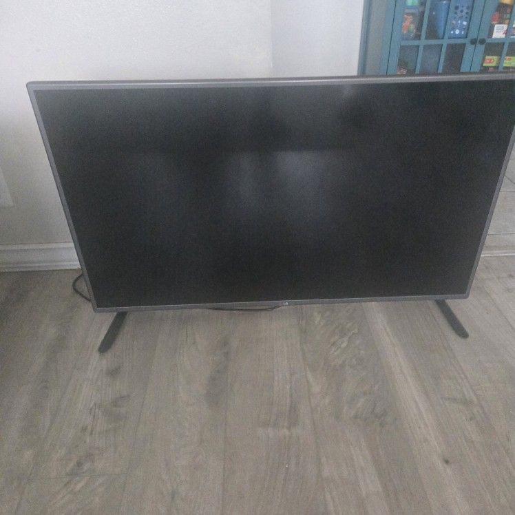 40" LG TV W/ Roku Stick & Roku Remote