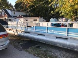 81' Riviera cruise pontoon boat 32'