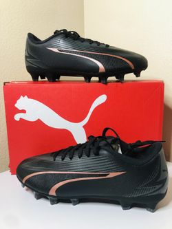 Kids soccer shoes size 4