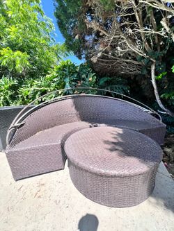 Round outdoor patio furniture