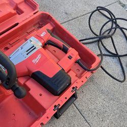 Milwaukee
SDS-MAX Demolition Hammer