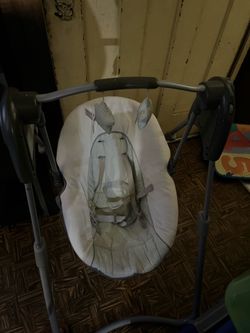 Graco slim spaces compact baby swing