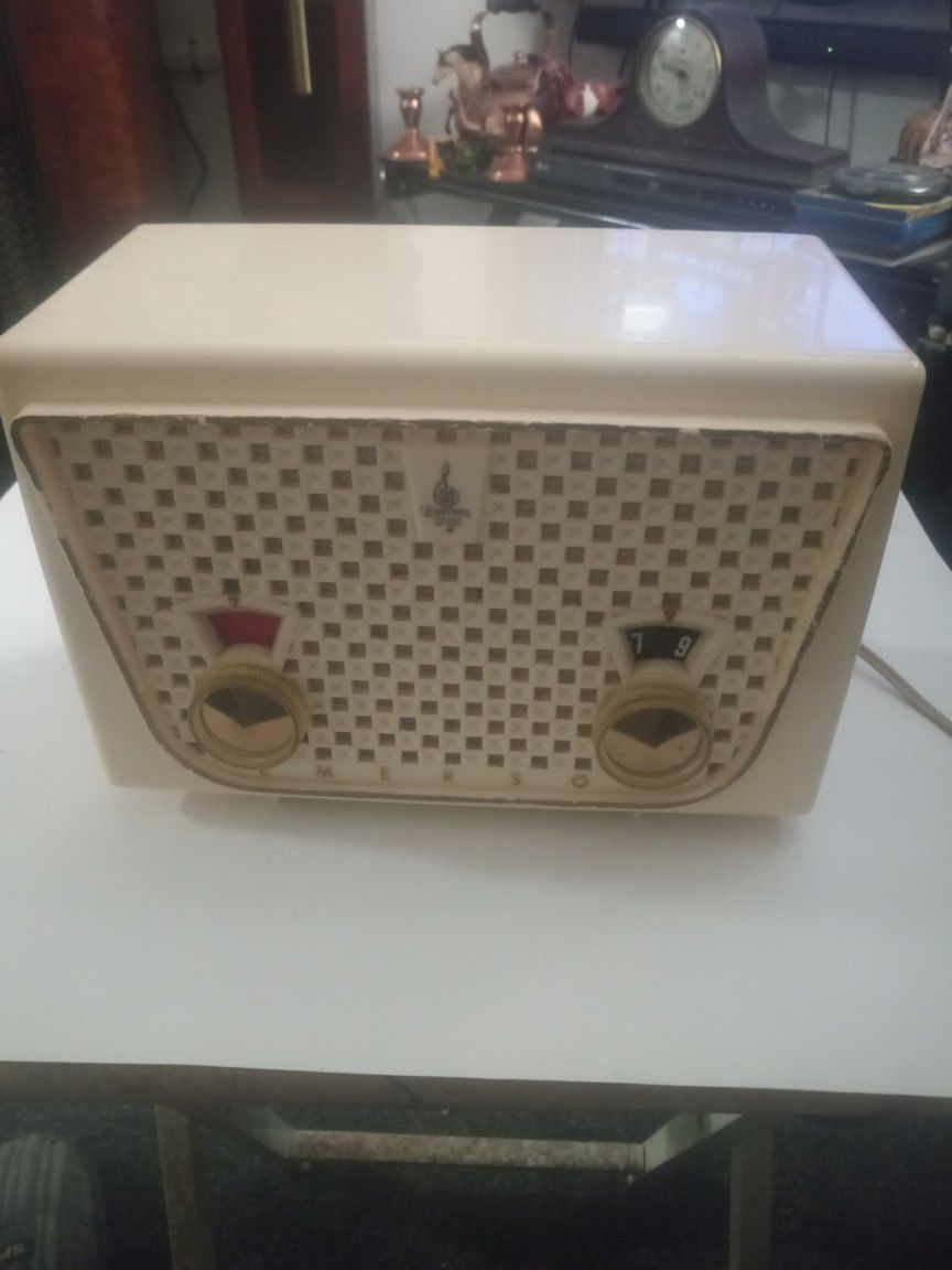 VINTAGE 1956 EMERSON IVORY AM TUBE RADIO ( RESTORED)