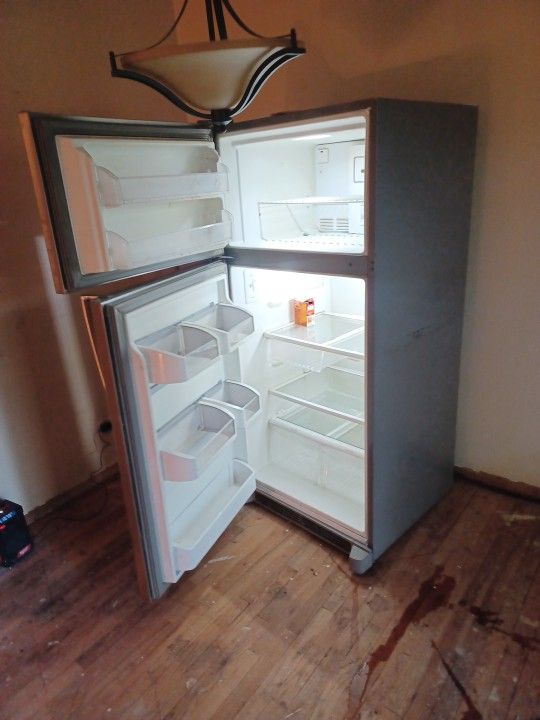 Refrigerator 32 In