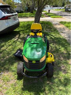 Riding lawnmower, John Deere it’s 2022