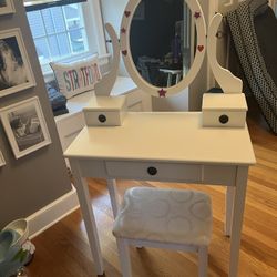 Girl’s vanity 