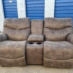 LA-Z-BOY 2 SEATER w CONSOLÉ FULLY POWER RECLINER AND 2 USB PORTS🚨🚨