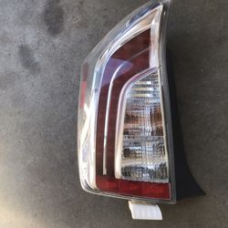 LEFT (DRIVER SIDE) TAIL LIGHT 2015 TOYOTA PRIUS REGULAR OEM