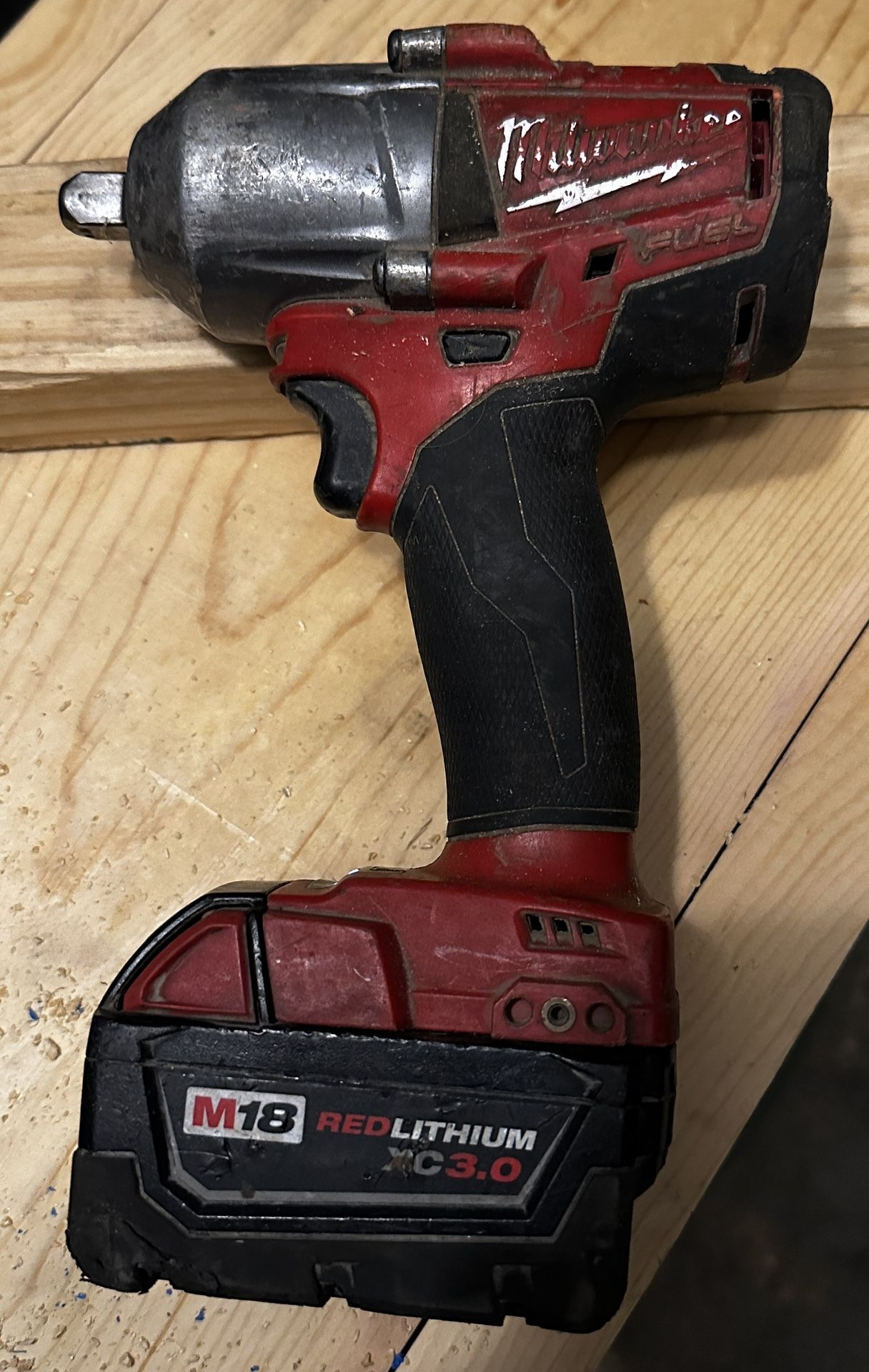 Great Condition - Mid-Torque Milwaukee 1/2” Impact Wrench Kit ( Battery & Charger ) 