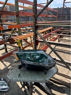 Nissan ROGUE RIGHT USED OEM HEADLIGHT (2017-2020)