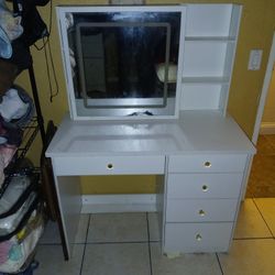 Vanity Desk With Light Up Mirror 
