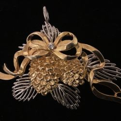 Beautiful Vintage gold And Silver Tone Pine Cones and Ribbon With Crystal Brooch/pendant (limited Stamp 2007Fl)