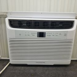 LIKE NEW 5000 BTU AC AIR CONDITIONER WITH REMOTE