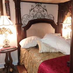 Queen Size Canopy Bed 