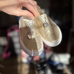 Toddler Girls Slip On Gold Shows Size 8