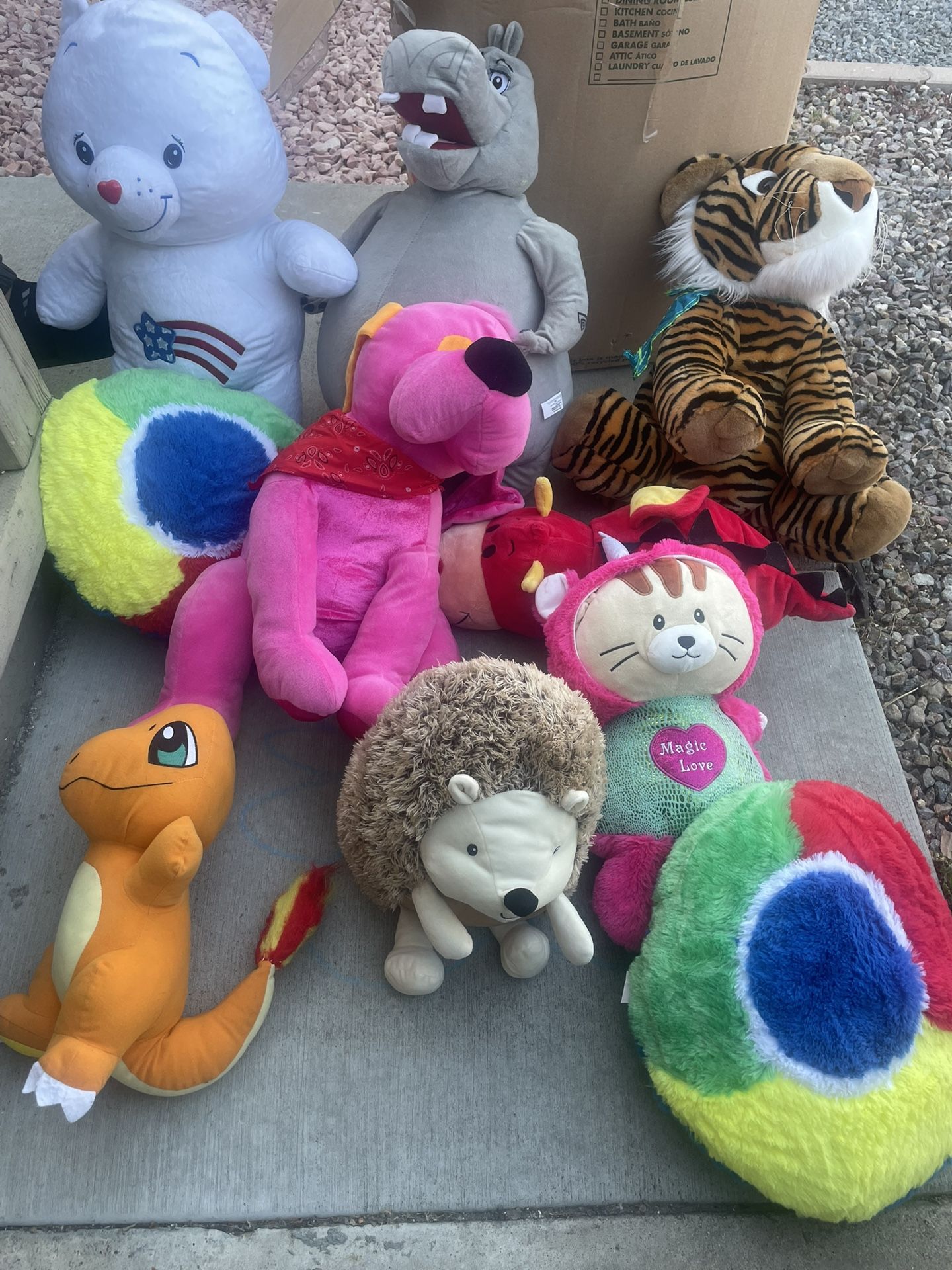 Bunch Of Stuffed Animals Very Cheap For You!