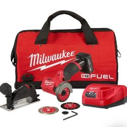 Milwaukee M12 FUEL 3in. Compact Cutoff Tool Kit — 1 Battery, 12 Volt, Model# 2522-21XC
