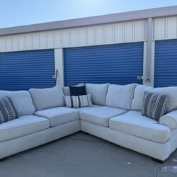 DELIVERY AVAILABLE 🚚🚛🚚 Beautiful 2 Piece Griffin Sectional!