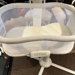 Halo Swivel Bassinet 