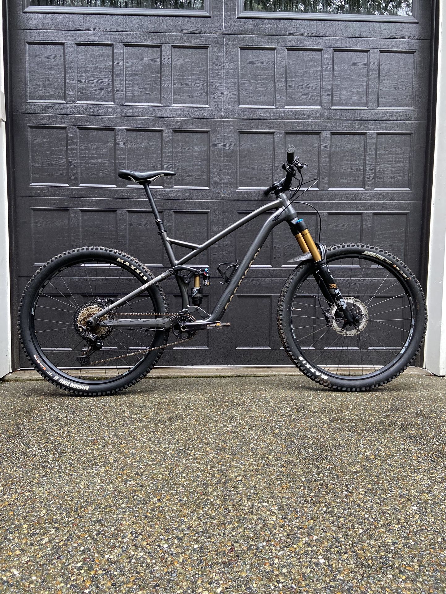 Black Rossignol Enduro Heretic XT Full Suspension Mountain Bike