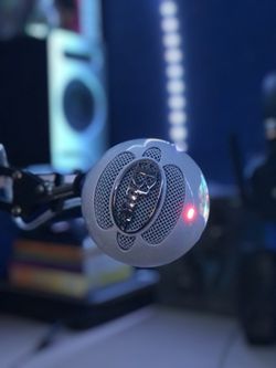 Blue yeti snowball microphone, with bookmarm