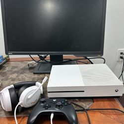 Selling Gaming Set Xbox 500 Gigs With Monitor Control And Headset