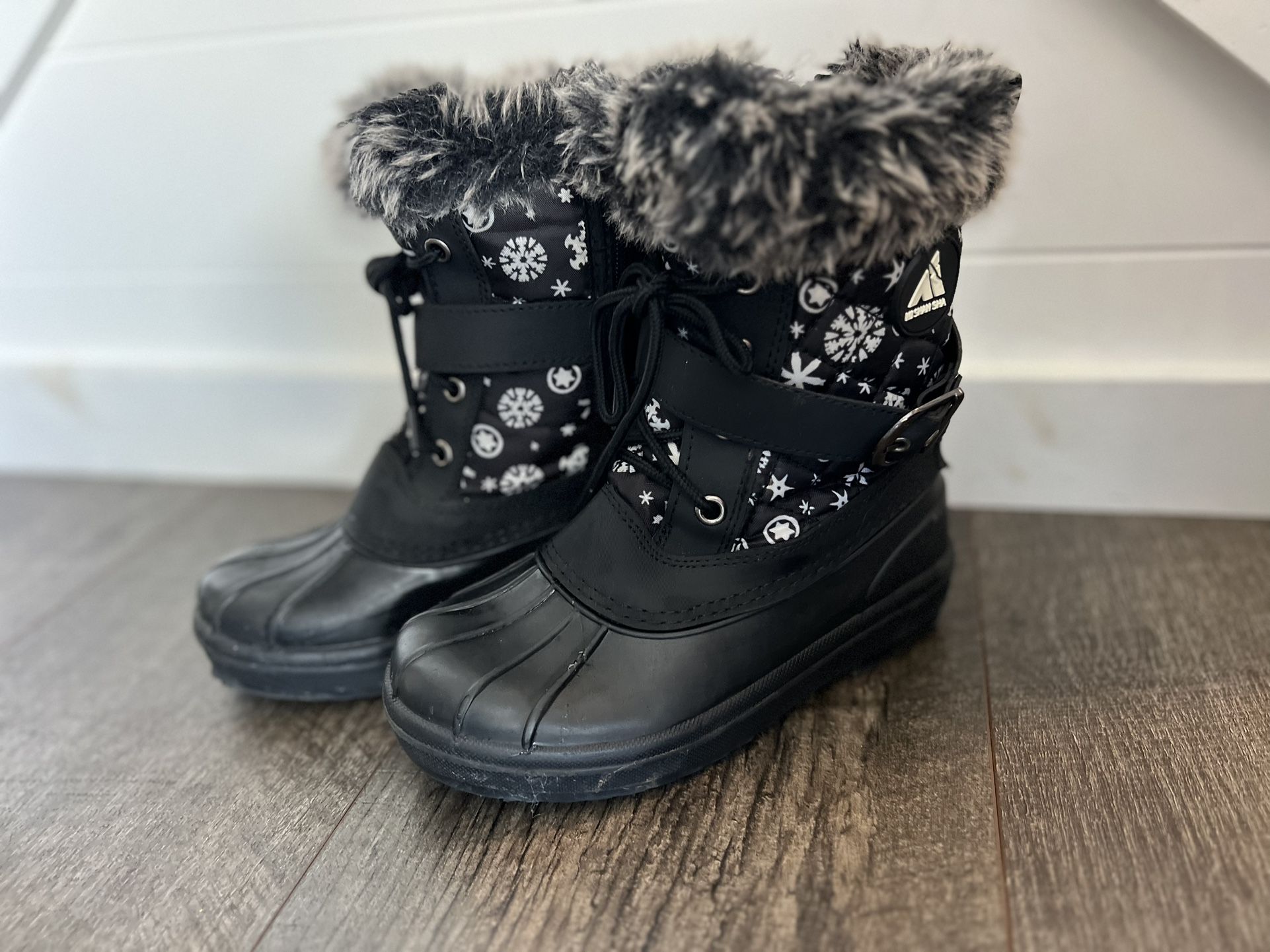 Girl’s Snow Boots Size 13