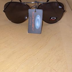 OAKLEY SUNGLASSES! BRAND NEW WITH TAGS AND WITH CASE!