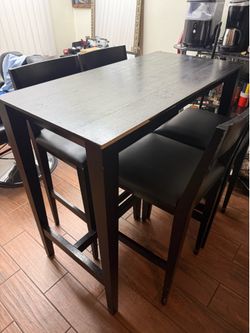 Bar table with 4 bar chairs