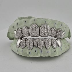 1800$ Silver moissanite