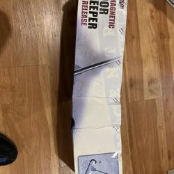 22 In. Magnetic Floor Sweeper with Release