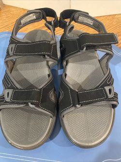 Néw Khombu Black & Grey Sandals size 8 M