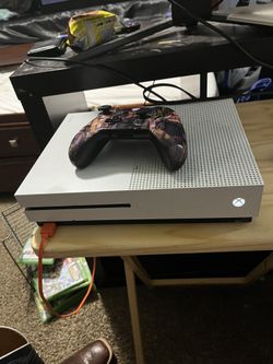 Xbox One S Comes With Power Cord And HDMI Cord So It’s Ready To Play. Also Comes With 4 Games Which Are Madden 21 Madden 24 Jump Force And UCF 3
