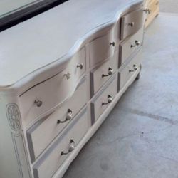 🥰BEAUTIFUL FRENCH PROVINCIAL DRESSER/7 DRAWER- WHITE COLOR 50” X 16” X 30”🥰